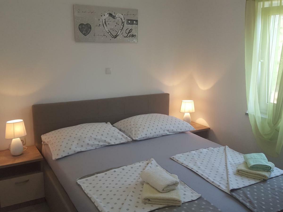 Apartmani Slavica 라브 외부 사진